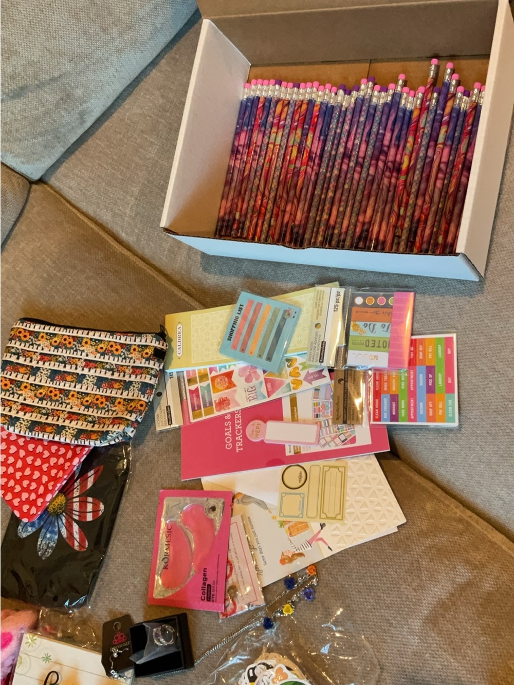 Miscellaneous Box Unbranded - crossbody bags, kitchen towels, key chains, etc - Picture 6 of 6